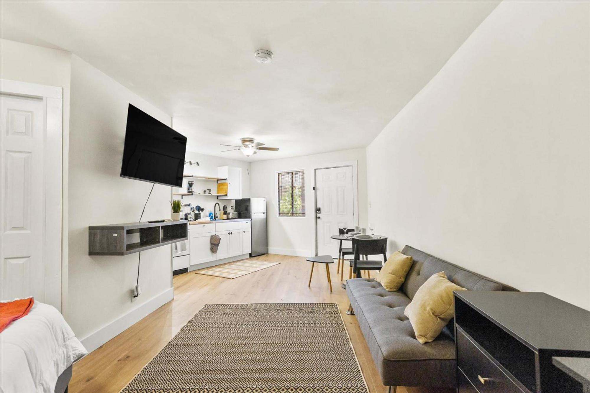 Modern Studio Apartment Near Merrimack Park Huntsville Exterior foto